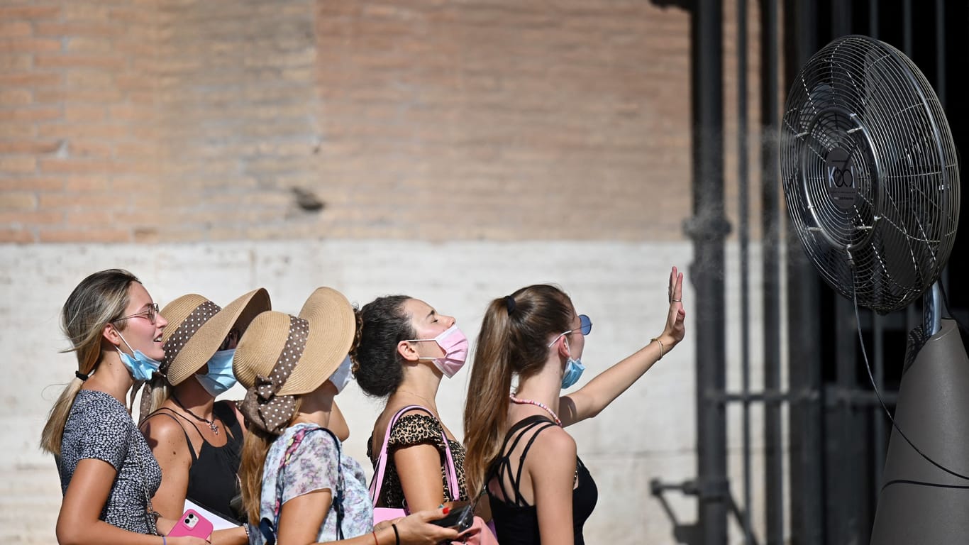 Eine Gruppe junger Frauen kühlt sich im Wind eines Ventilators in Rom ab: In den kommenden Wochen könnte Europas bisheriger Hitzerekord fallen.