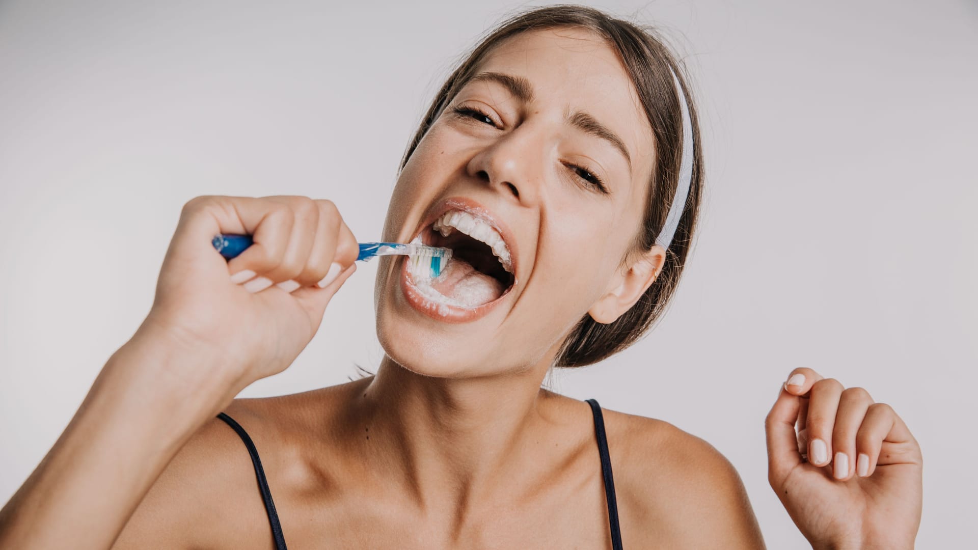 Mundhygiene: Neben der klassischen Zahnpasta gibt es auch Tabletten, mit denen sich die Zähne reinigen lassen.