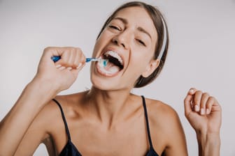Besonders vor dem Schlafengehen ist das Zähneputzen wichtig.
