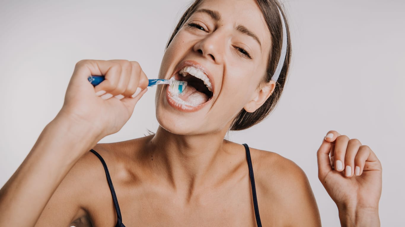 Mundhygiene: Neben der klassischen Zahnpasta gibt es auch Tabletten, mit denen sich die Zähne reinigen lassen.