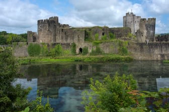 Caerphilly Castle ist die größte Burg in Wales: In einem der Wassergräben ist am Dienstag ein Mann gestorben.