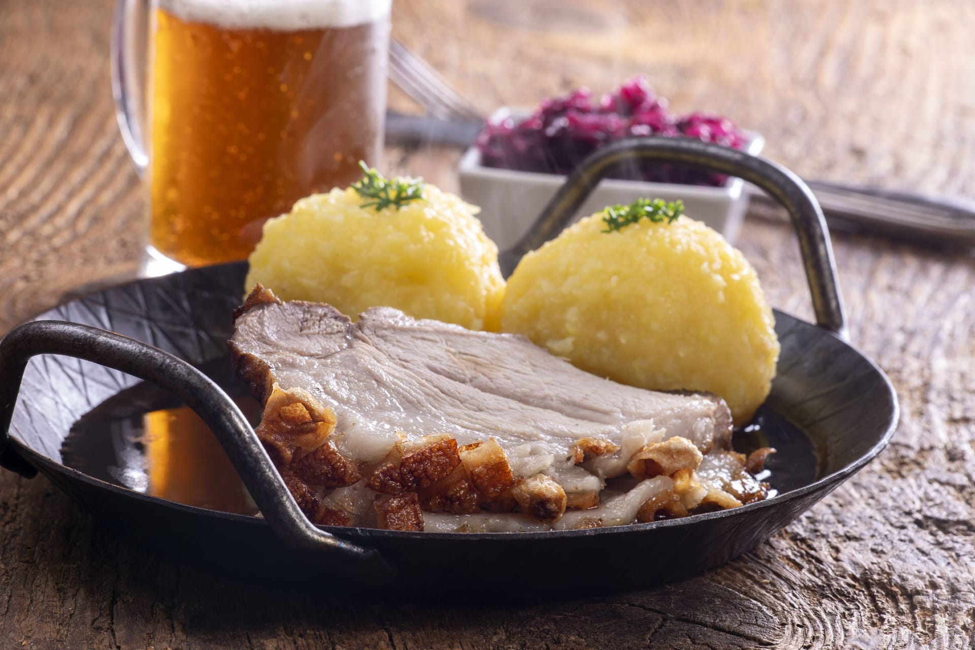 Schweinsbraten mit Kartoffelknödel, Kruste mit Bier und Blaukraut (Symbolbild): Die Münchner Rathauskoalition will künftig Fleisch reduzieren.