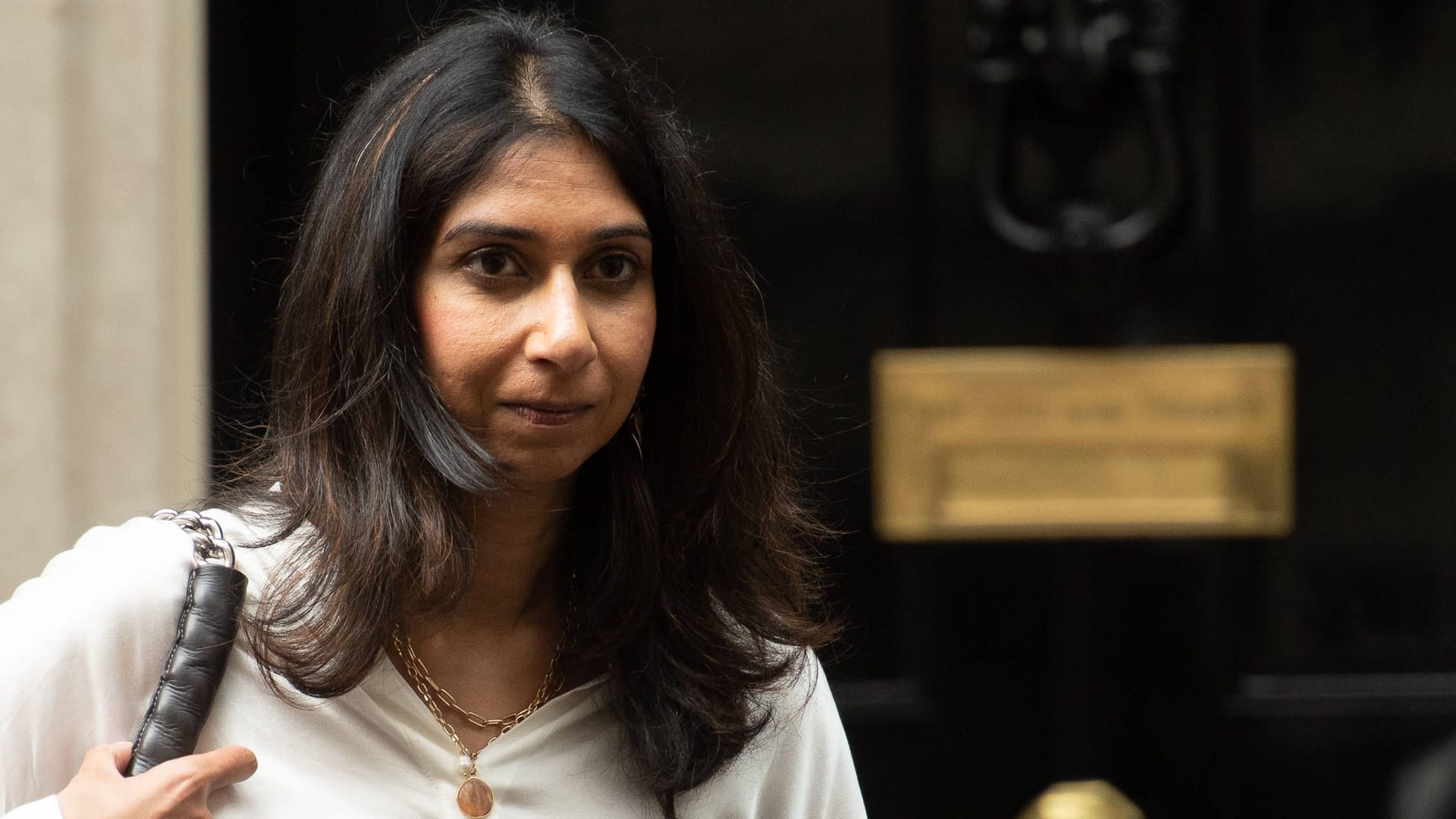 Großbritanniens Innenministerin Suella Braverman gilt auch vielen Konservativen als Hardlinerin: Bei ihren Regierungskollegen hat sie mit ihren Abschiebungsplänen dennoch Rückhalt.