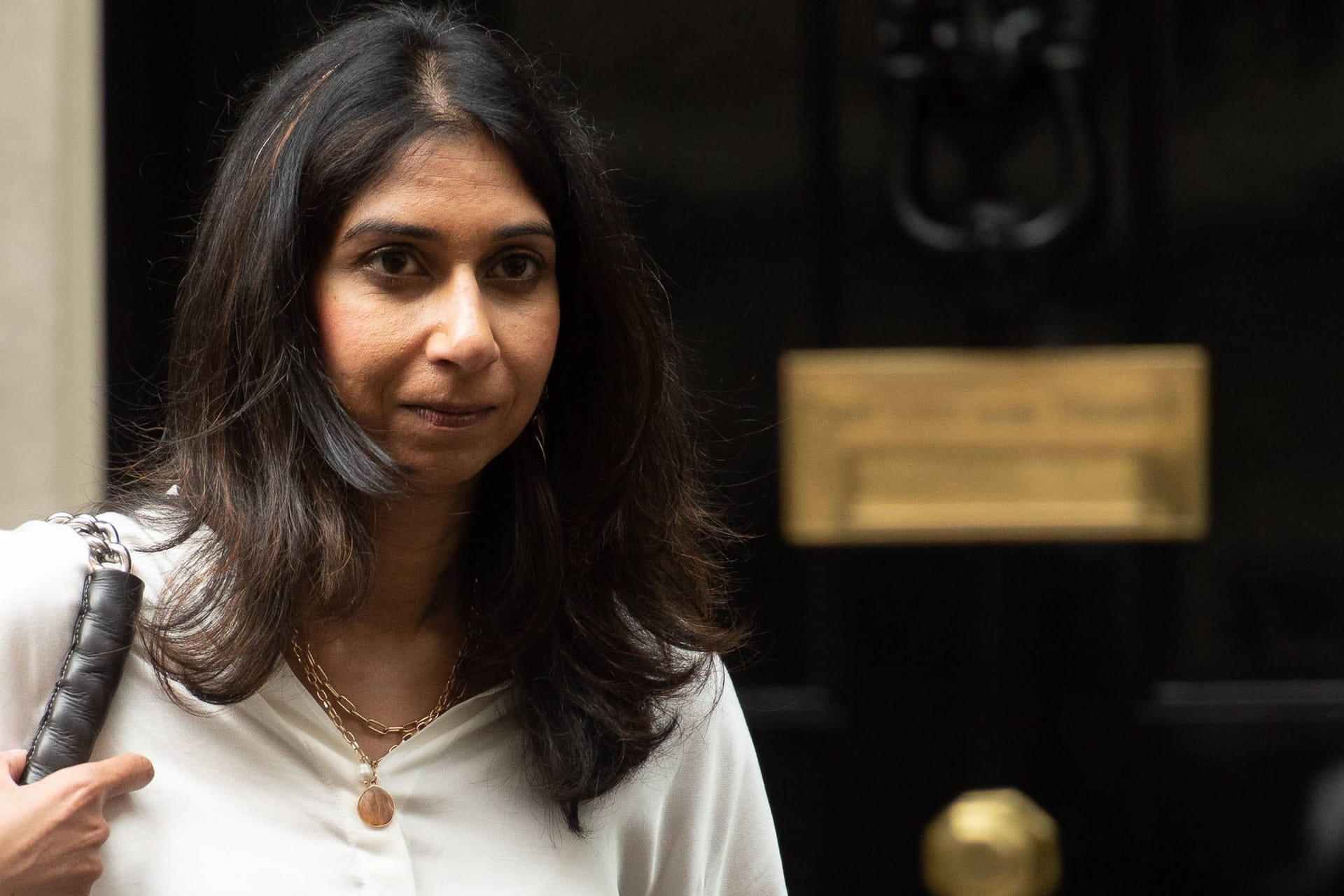 Großbritanniens Innenministerin Suella Braverman gilt auch vielen Konservativen als Hardlinerin: Bei ihren Regierungskollegen hat sie mit ihren Abschiebungsplänen dennoch Rückhalt.