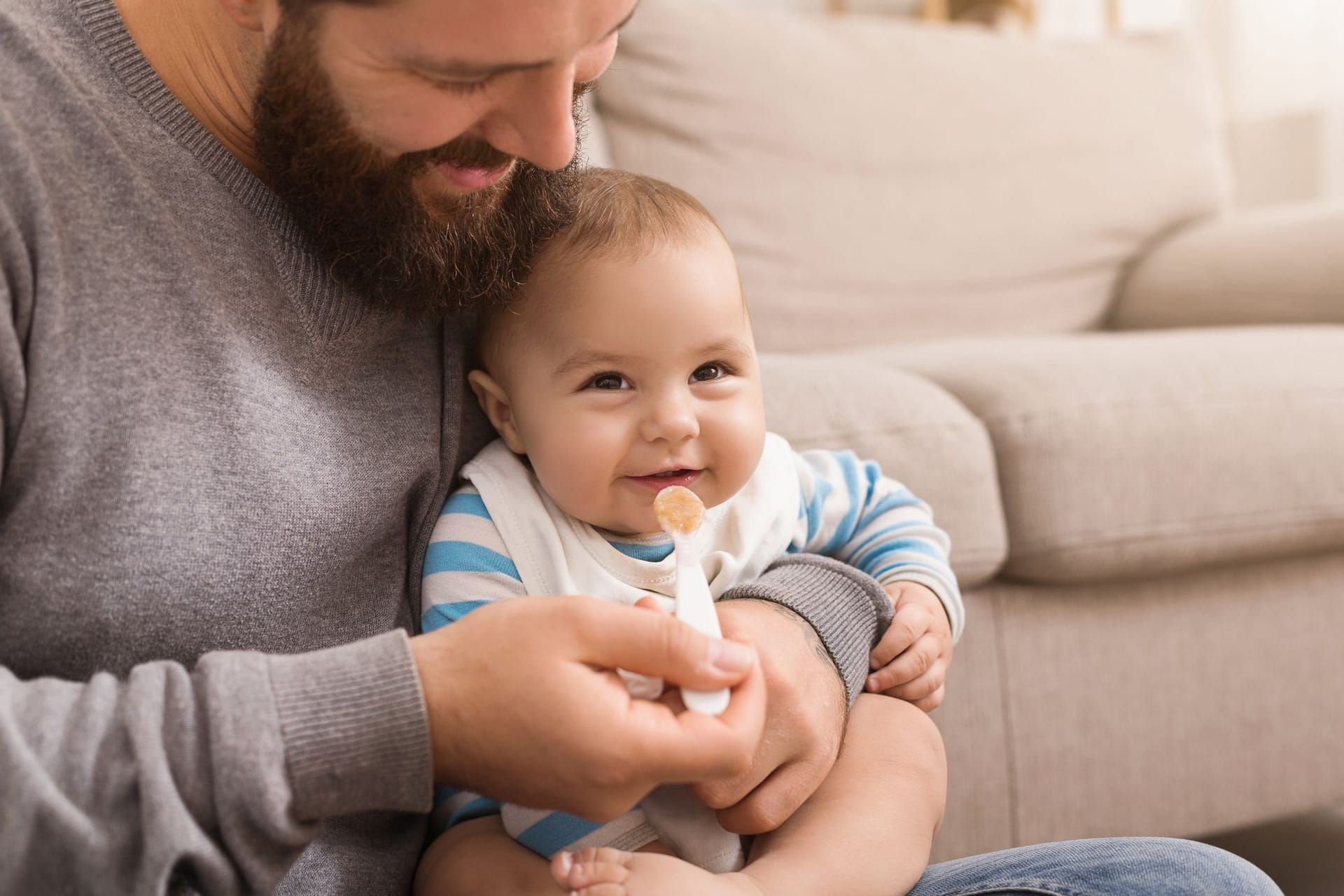 Die erste gemeinsame Mahlzeit kann zu einer Freude für die gesamte Familie werden.