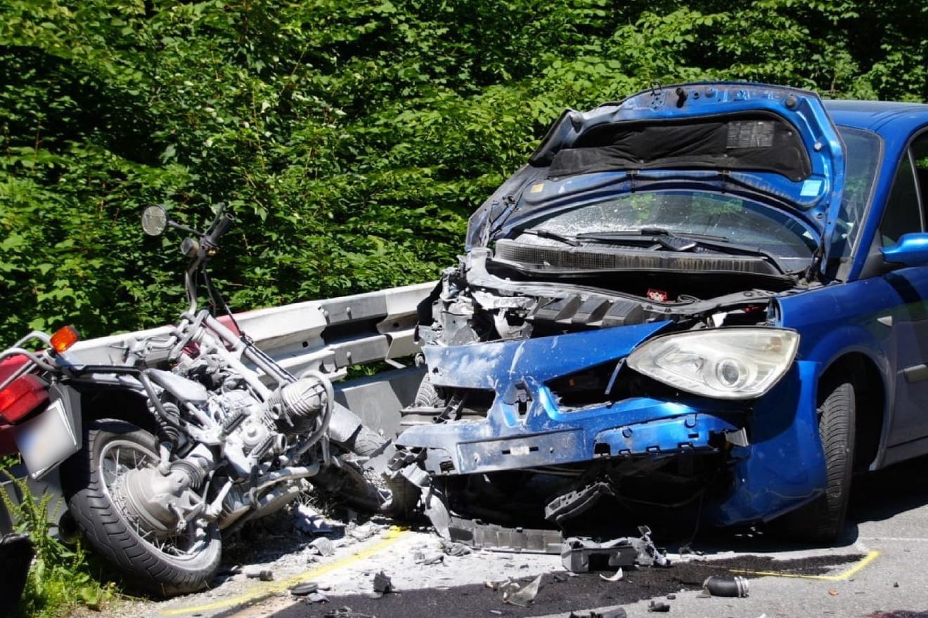 15. Juli 2023: Ein Motorradfahrer und seine Beifahrerin sind bei einem Zusammenstoß mit einem Auto bei Münsingen im Landkreis Reutlingen tödlich verunglückt.