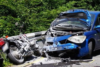 15. Juli 2023: Ein Motorradfahrer und seine Beifahrerin sind bei einem Zusammenstoß mit einem Auto bei Münsingen im Landkreis Reutlingen tödlich verunglückt.