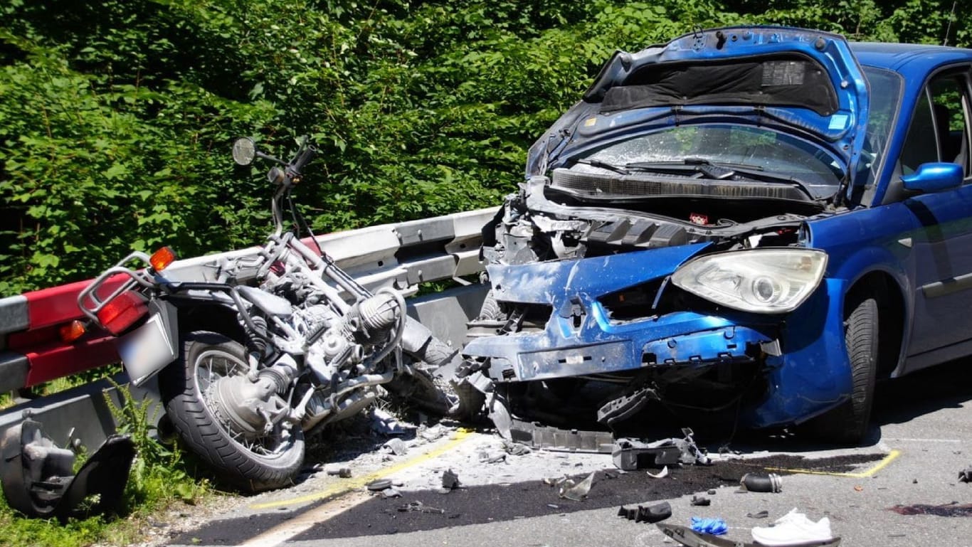 15. Juli 2023: Ein Motorradfahrer und seine Beifahrerin sind bei einem Zusammenstoß mit einem Auto bei Münsingen im Landkreis Reutlingen tödlich verunglückt.
