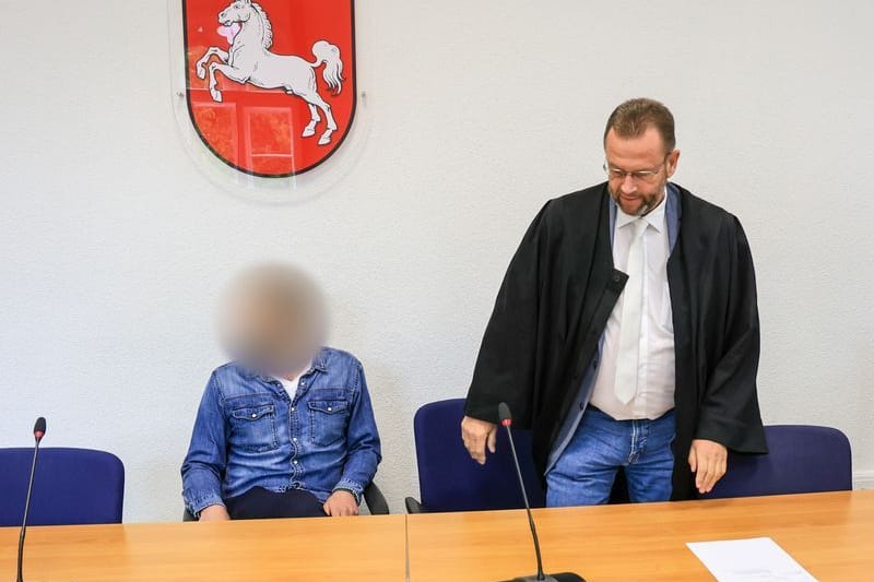 Der Angeklagte (links) sitzt neben seinem Verteidiger Bernd Leonhard zum Auftakt seines Berufungsverfahrens in einem Saal des Landgerichts Oldenburg.