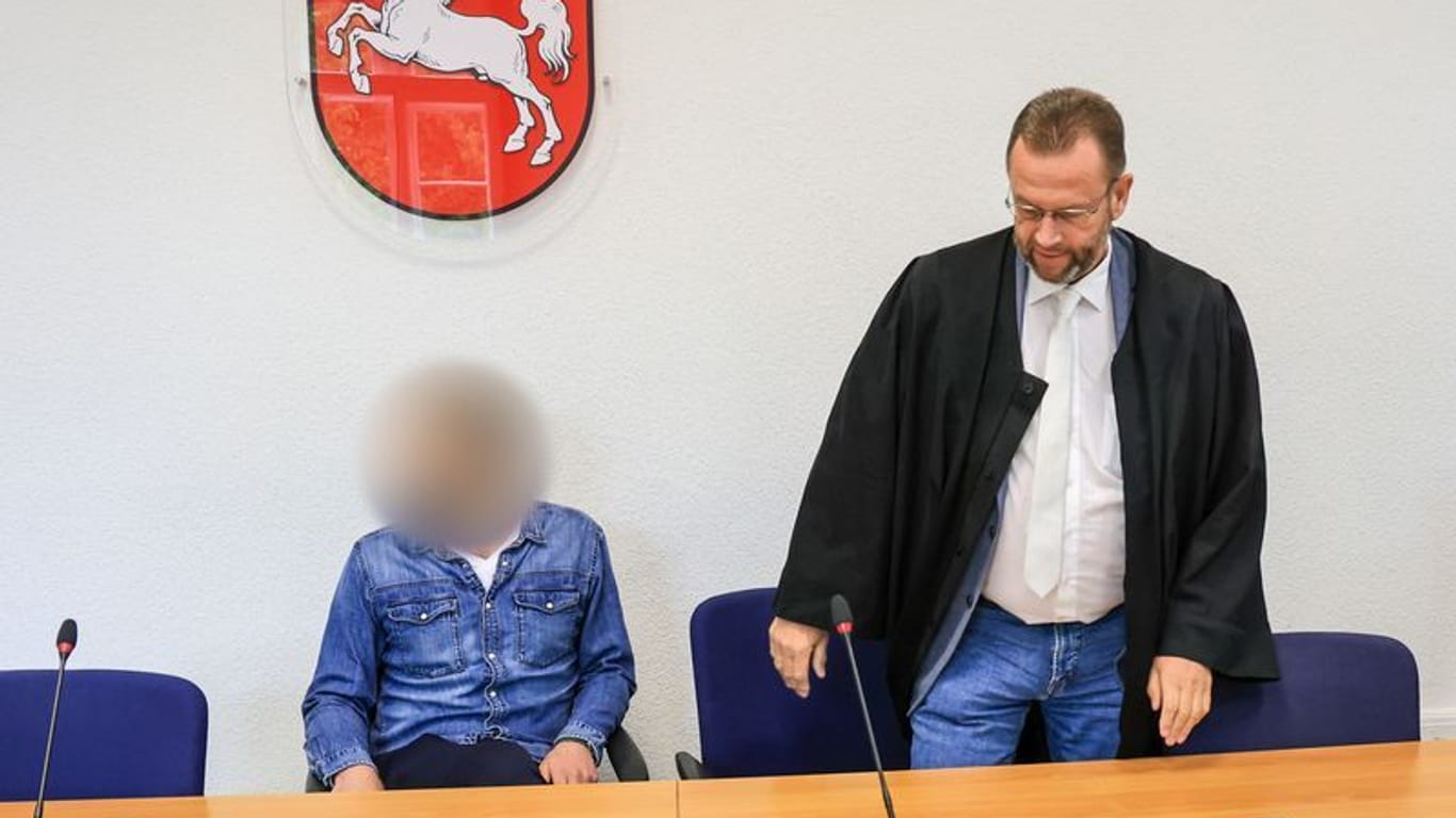 Der Angeklagte (links) sitzt neben seinem Verteidiger Bernd Leonhard zum Auftakt seines Berufungsverfahrens in einem Saal des Landgerichts Oldenburg.