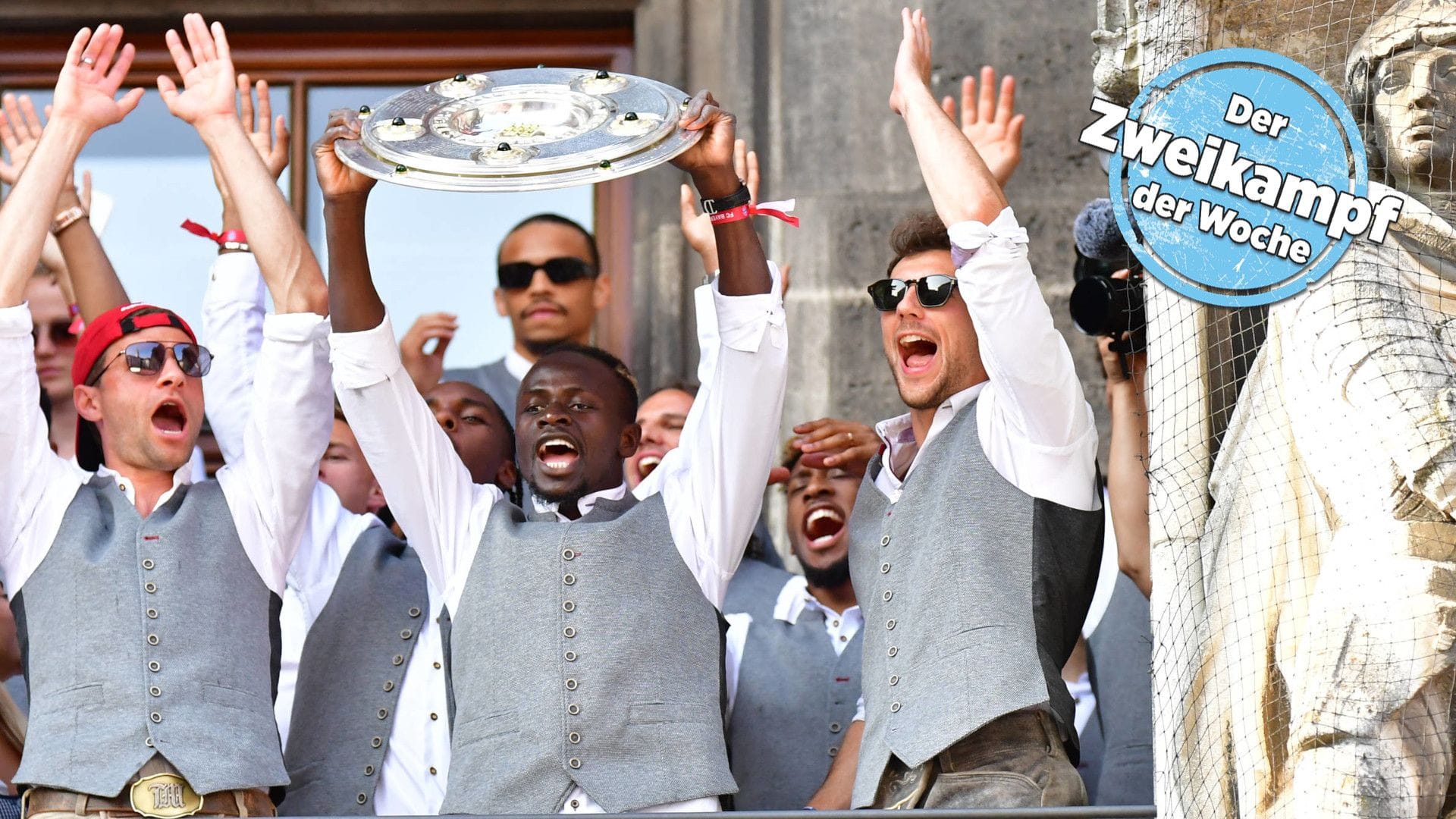 In vorderster Front mit Meisterschale auf dem Münchner Rathausbalkon: die Bayern-Stars Thomas Müller (v.l.), Sadio Mané und Leon Goretzka.