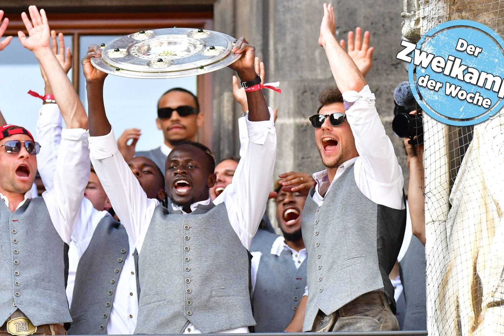 In vorderster Front mit Meisterschale auf dem Münchner Rathausbalkon: die Bayern-Stars Thomas Müller (v.l.), Sadio Mané und Leon Goretzka.