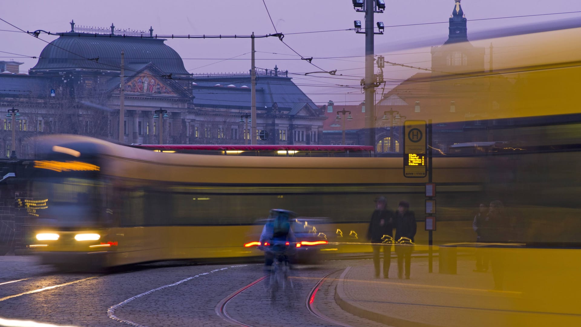 Strassenbahnen in Dresdner Altstadt.