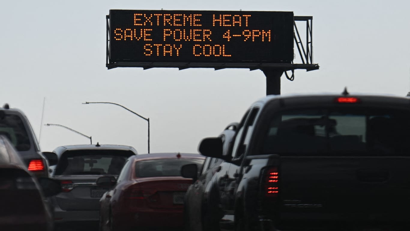 Eine Hitzewarnung in Kalifornien mahnt Autofahrer, Energie zu sparen. Vermutlich soll verhindert werden, dass das Stromnetz überlastet wird und dadurch Klimaanlagen ausfallen.