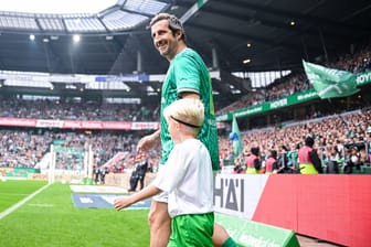 Johan Micoud beim Abschiedsspiel von Claudio Pizarro: Die Werder-Legende feiert 50. Geburtstag.