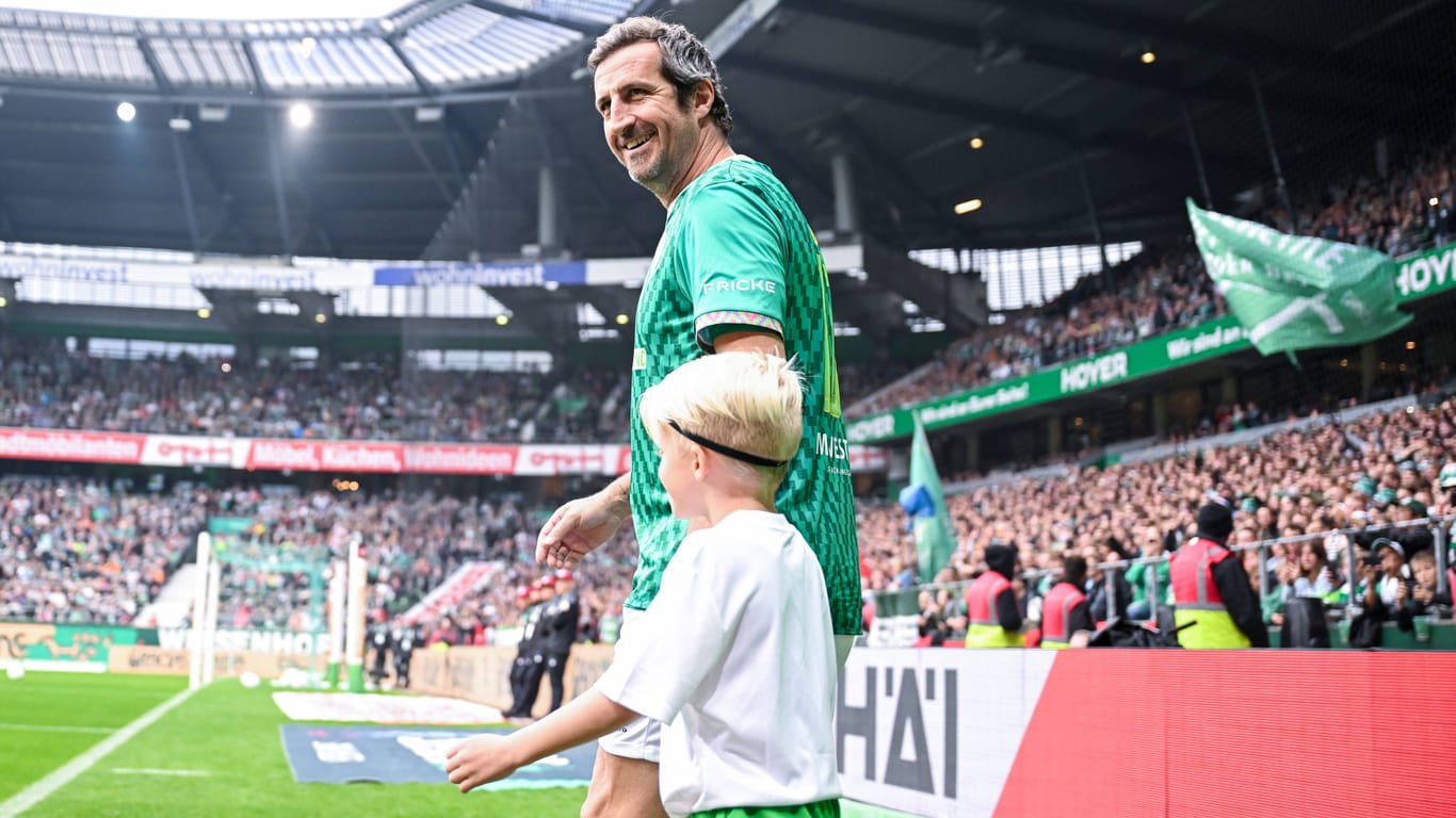 Johan Micoud beim Abschiedsspiel von Claudio Pizarro: Die Werder-Legende feiert 50. Geburtstag.