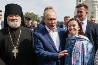 Staat und Kirche bilden in Russland eine unverbrüchliche Allianz: Der orthodoxe Patriarch Kyrill I. (l.) gilt als einer der treuesten Unterstützer Putins.