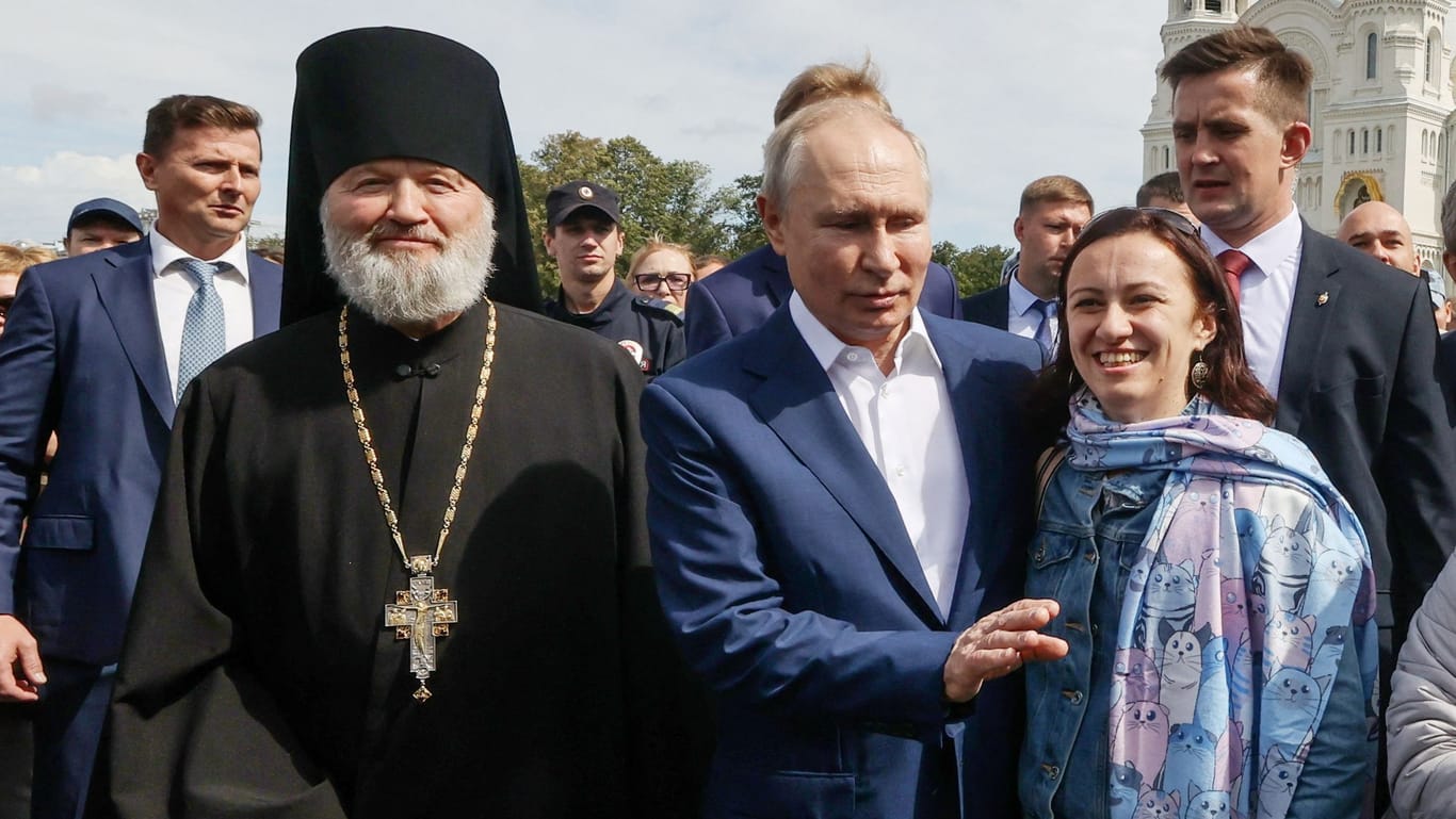 Staat und Kirche bilden in Russland eine unverbrüchliche Allianz: Der orthodoxe Patriarch Kyrill I. (l.) gilt als einer der treuesten Unterstützer Putins.