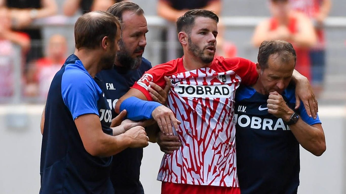 Schreckmoment: Christian Günter (M.) muss im Testspiel verletzt vom Platz.