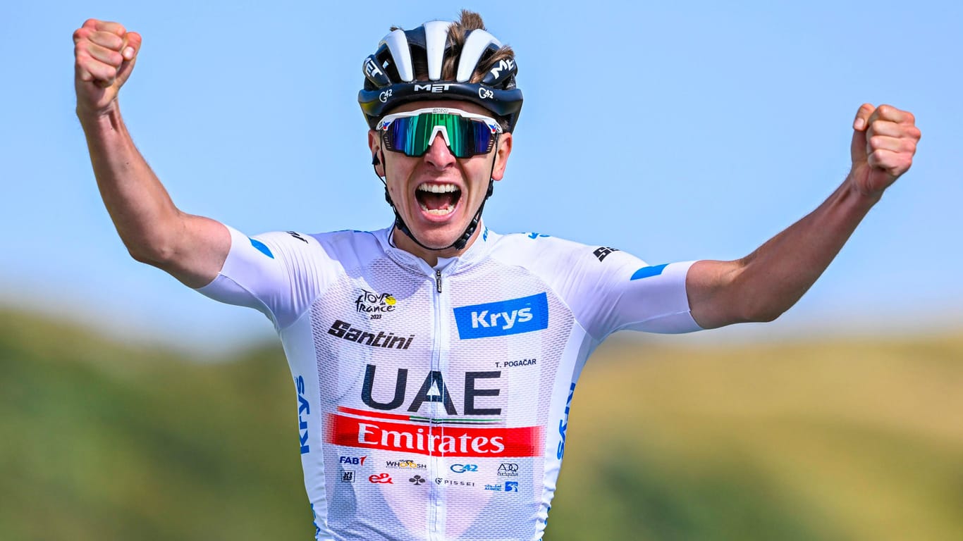 Tadej Pogačar bejubelt seinen Sieg auf der vorletzten Etappe der Tour de France 2023.