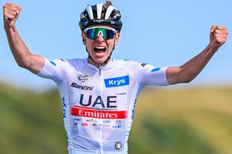 Tadej Pogačar bejubelt seinen Sieg auf der vorletzten Etappe der Tour de France 2023.