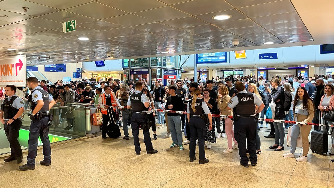 Gesperrter Bereich im Hauptbahnhof Hannover: Passagiere mussten eine Stunde lang warten.