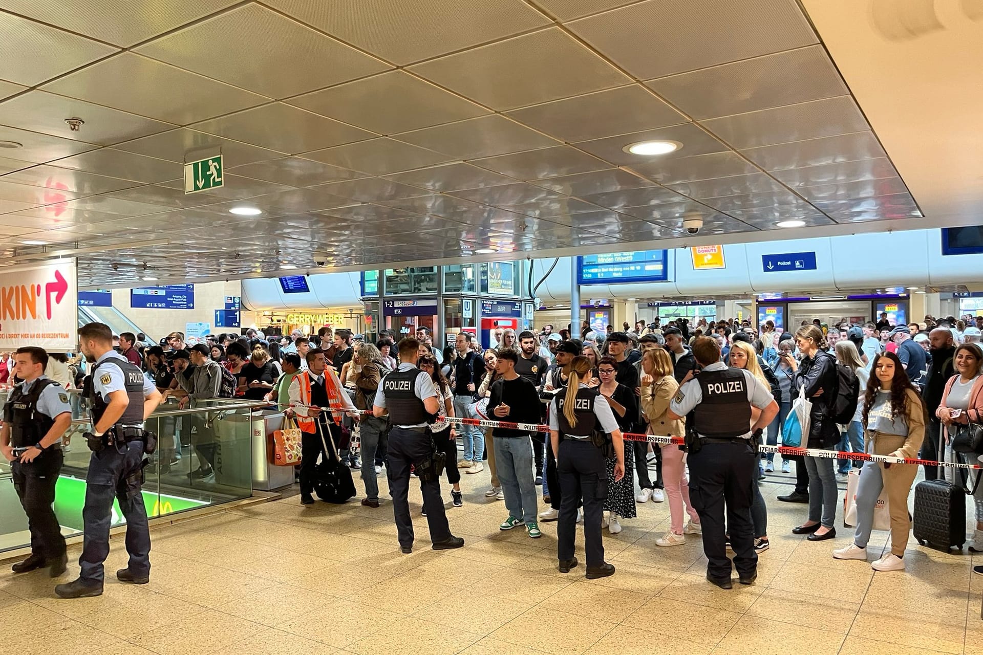 Gesperrter Bereich im Hauptbahnhof Hannover: Passagiere mussten eine Stunde lang warten.