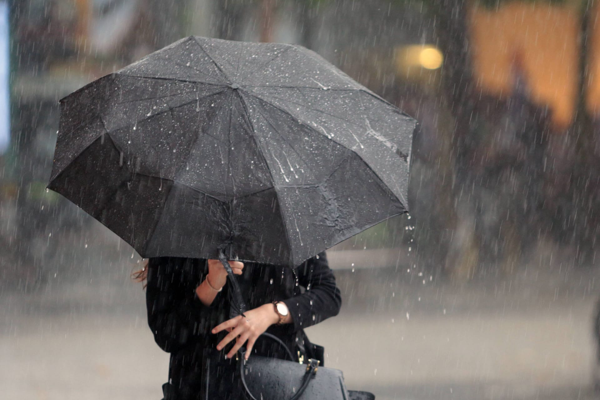 Frau mit Regenschirm in Frankfurt: In Teilen Hessens wird es den ganzen Tag über nass.