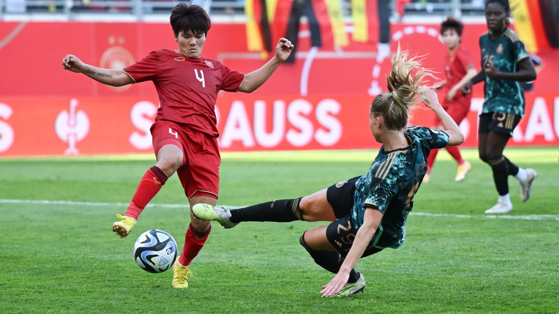 Stadion Bieberer Berg in Offenbach: Deutschlands Janina Minge (re.) macht das 2:0.