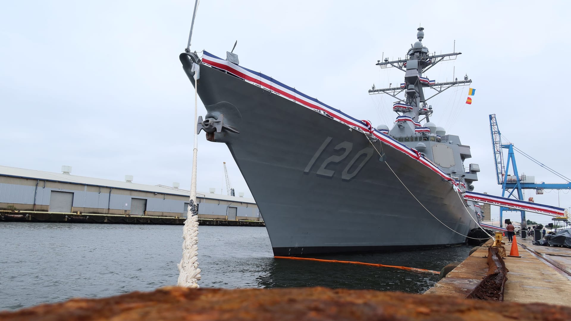 Auf dem Weg in den Pazifik: Die USS Carl M. Levin vor ihrer Abfahrt im Hafen von Baltimore.