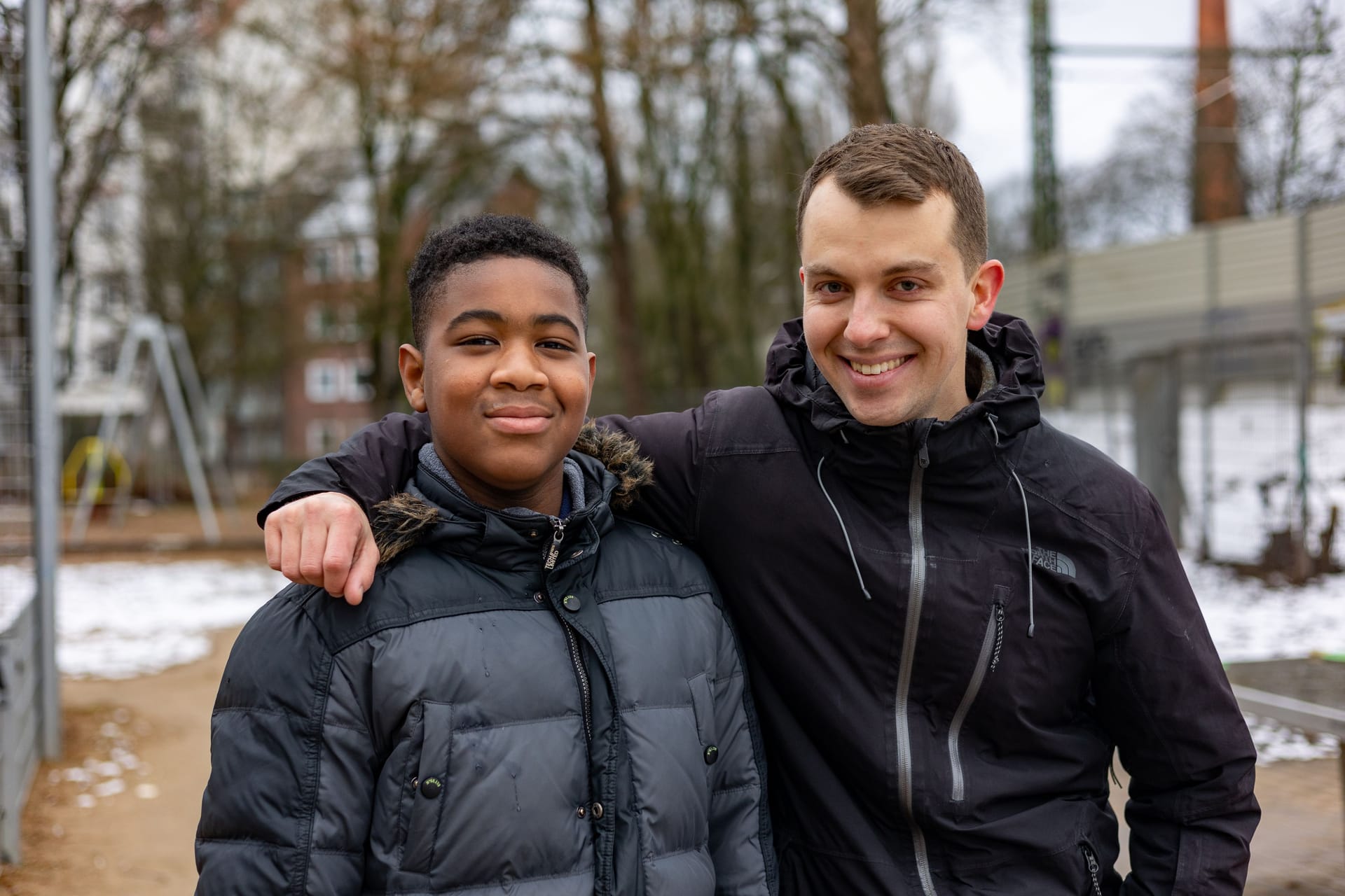 Jonathan Schramm mit seinem Buddy Eros (13) aus Togo: Bereits seit drei Jahren bilden sie ein Tandem.