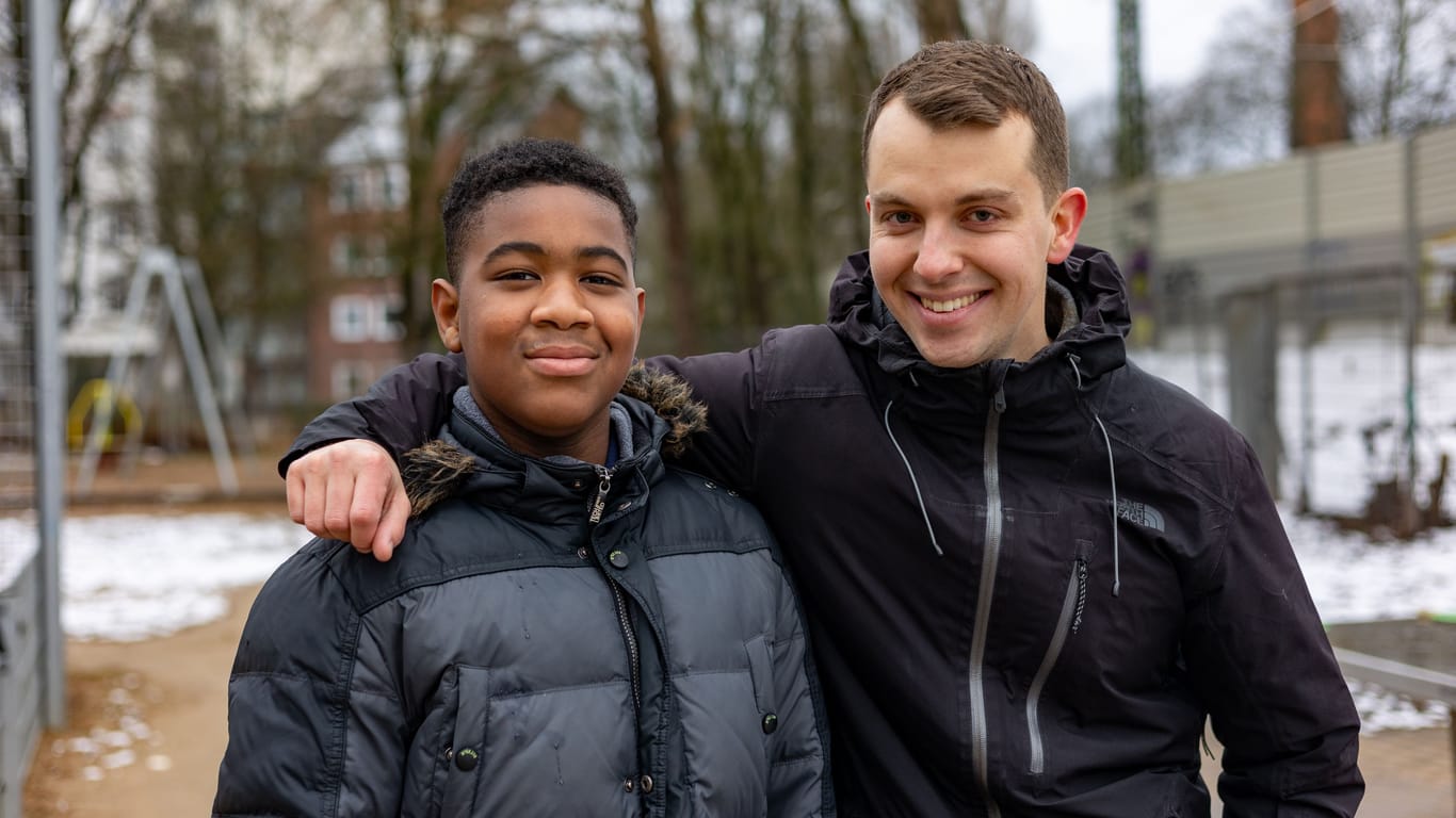 Jonathan Schramm mit seinem Buddy Eros (13) aus Togo: Bereits seit drei Jahren bilden sie ein Tandem.