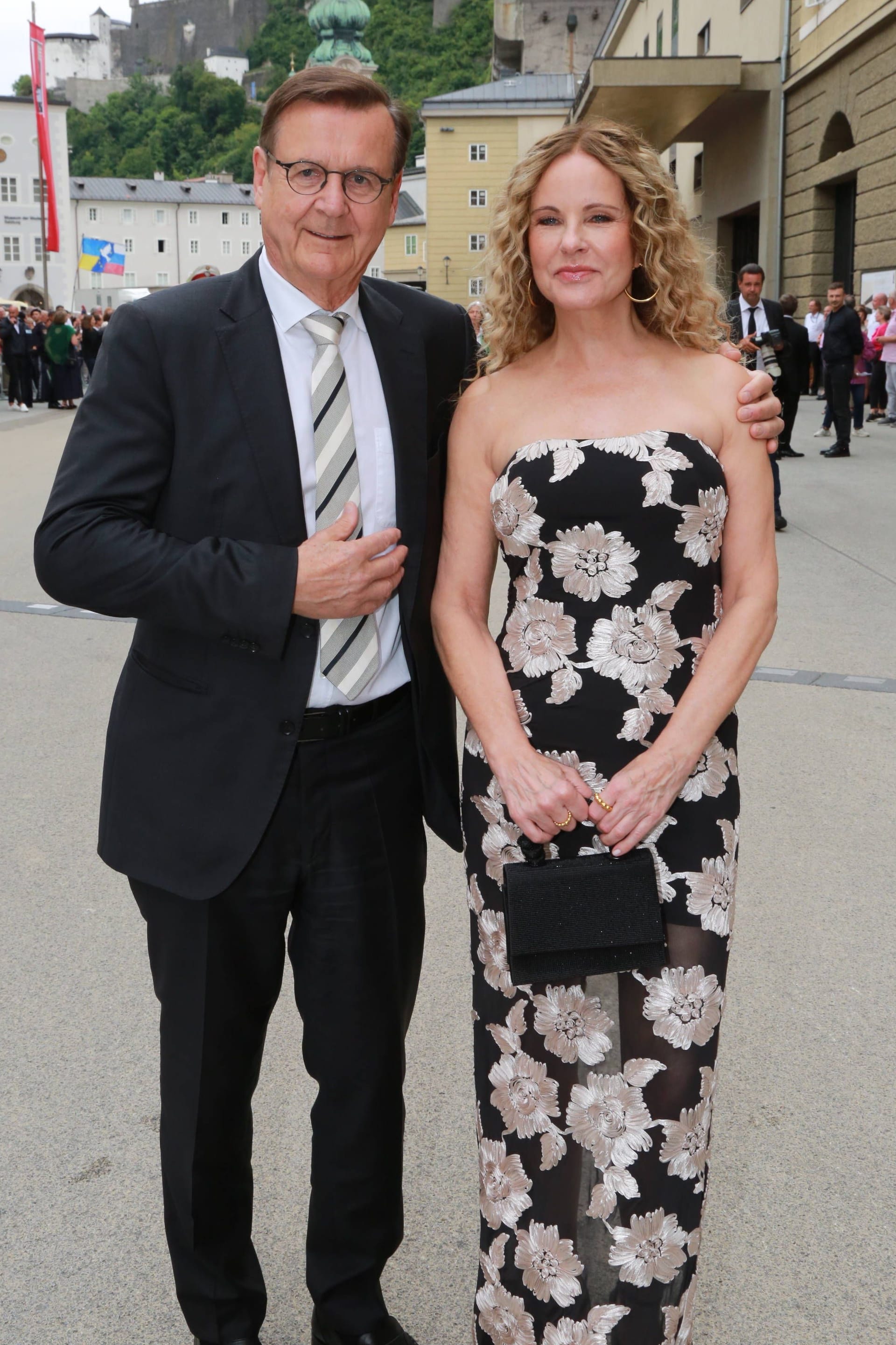 Hans Mahr und Katja Burkard posieren für die Fotografen.