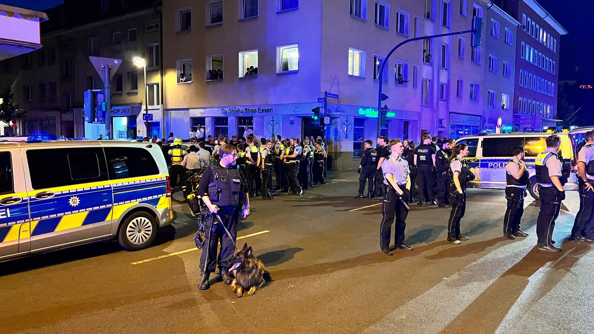 Einsatzkräfte der Polizei Mitte Juni in Essen: Syrische und libanesische Gruppen hatten sich in der Innenstadt auf offener Straße gewalttätige Auseinandersetzungen geliefert.