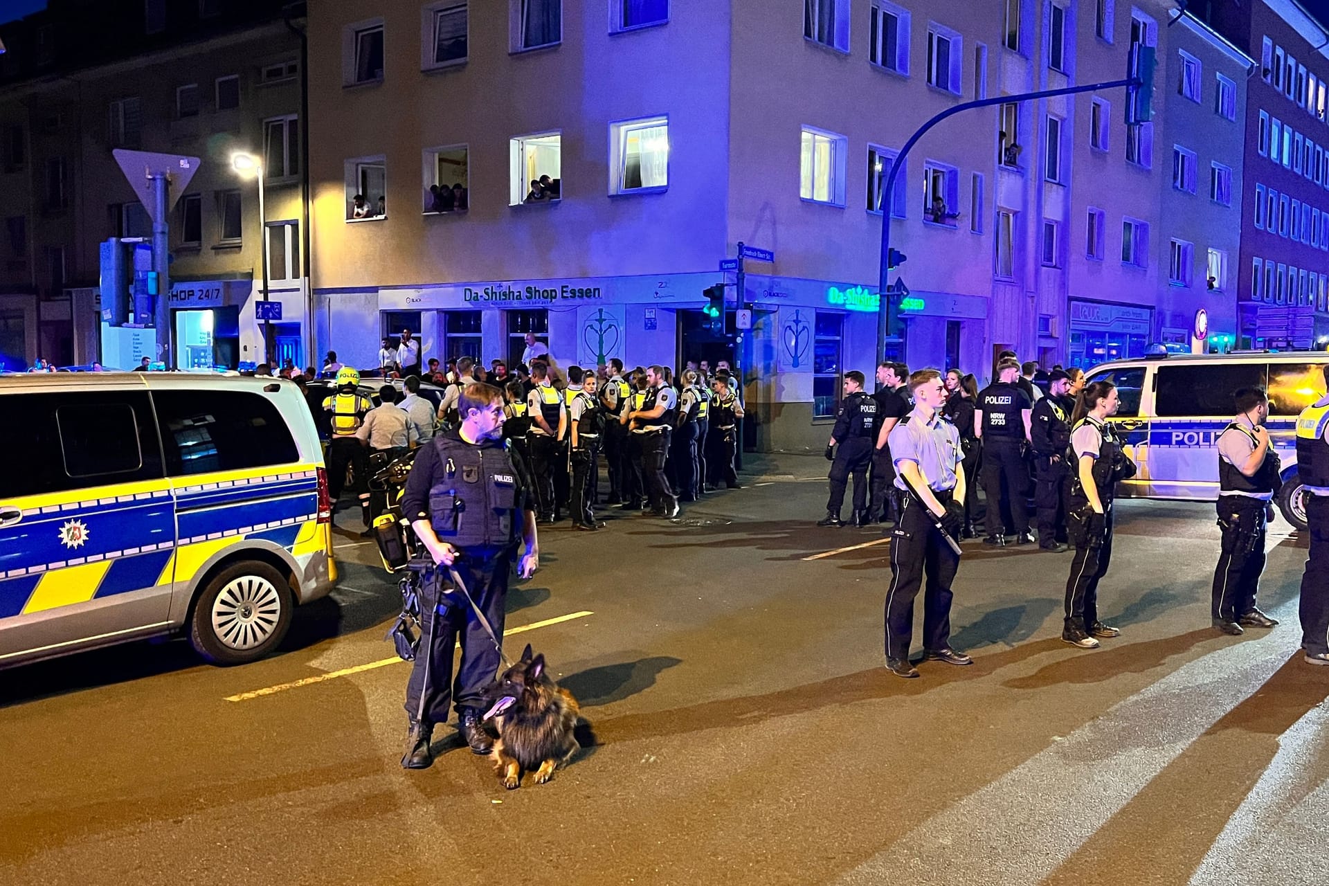 Einsatzkräfte der Polizei Mitte Juni in Essen: Syrische und libanesische Gruppen hatten sich in der Innenstadt auf offener Straße gewalttätige Auseinandersetzungen geliefert.