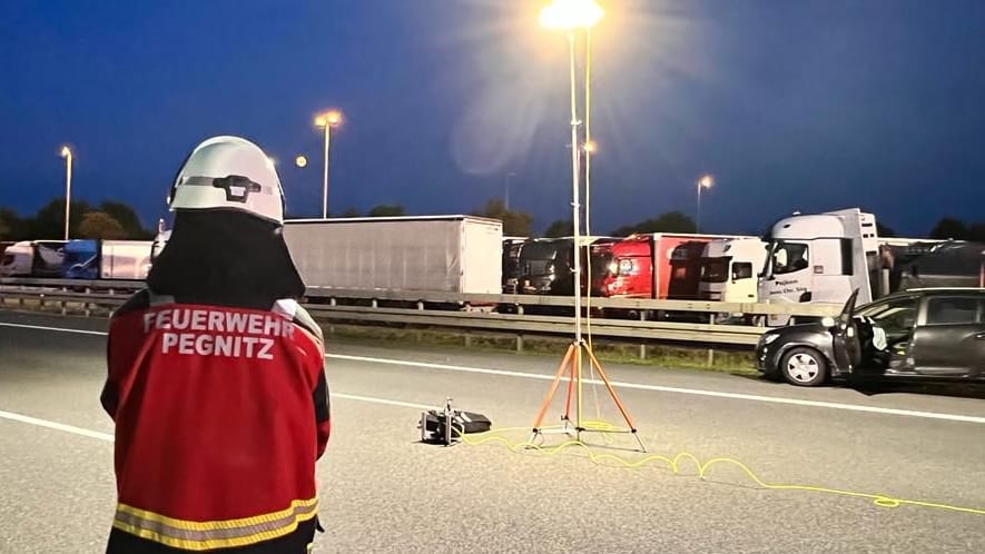 Die Unfallstelle: Der Fahrer prallte erst mit seinem Auto gegen die Leitplanke, dann stieg er aus und wurde von einem Volvo erfasst.