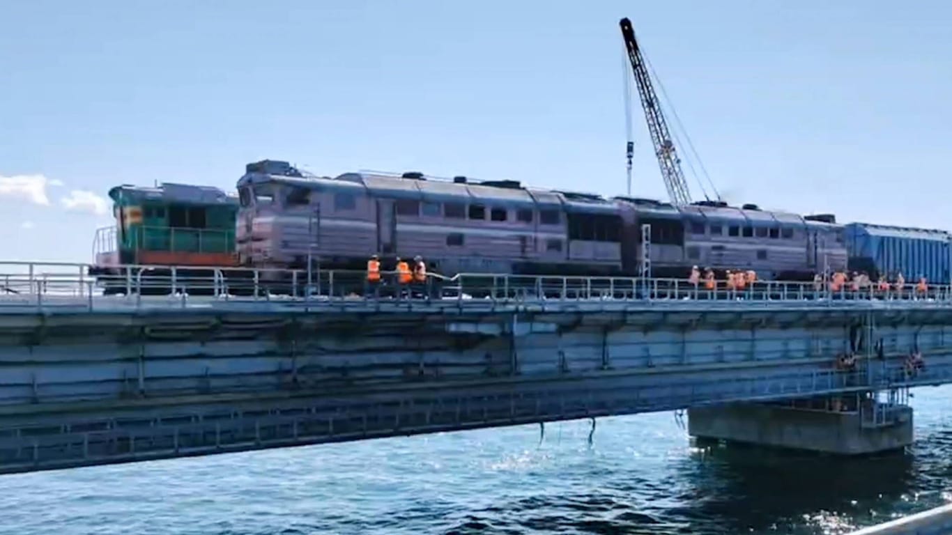 Ein Zug passiert die Krim-Brücke Mitte Juli: Der ukrainische Präsident Selenskyj hat die Verbindung zum ebenfalls von Russland besetzten Festland zum offiziellen Angriffsziel erklärt.