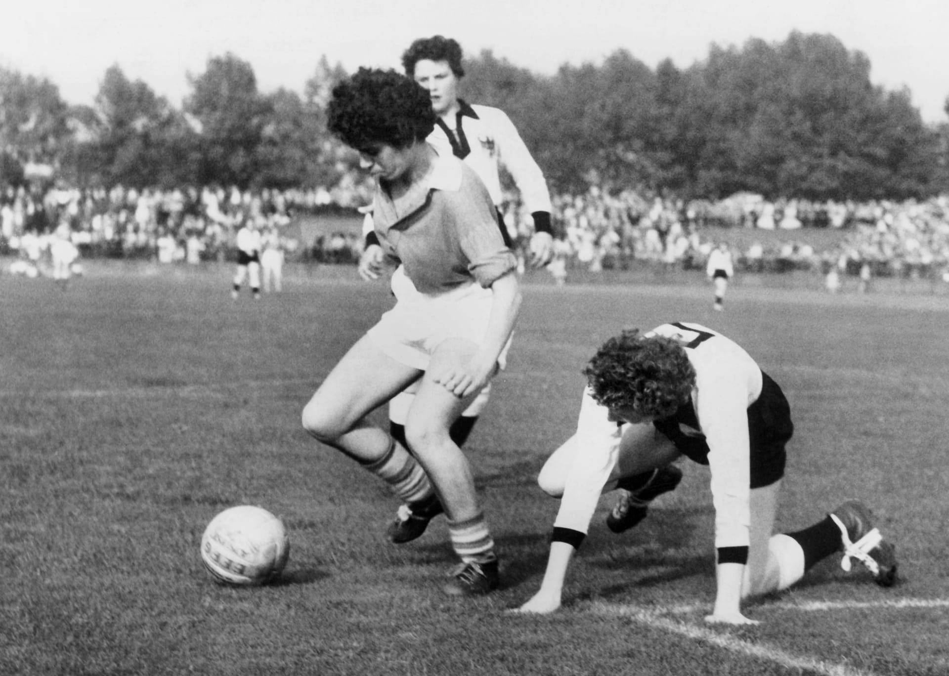 23.09.1956: Als die Frauen dem DFB die Rote Karte zeigten 23.09.1956: Als die Frauen dem DFB die Rote Karte zeigten