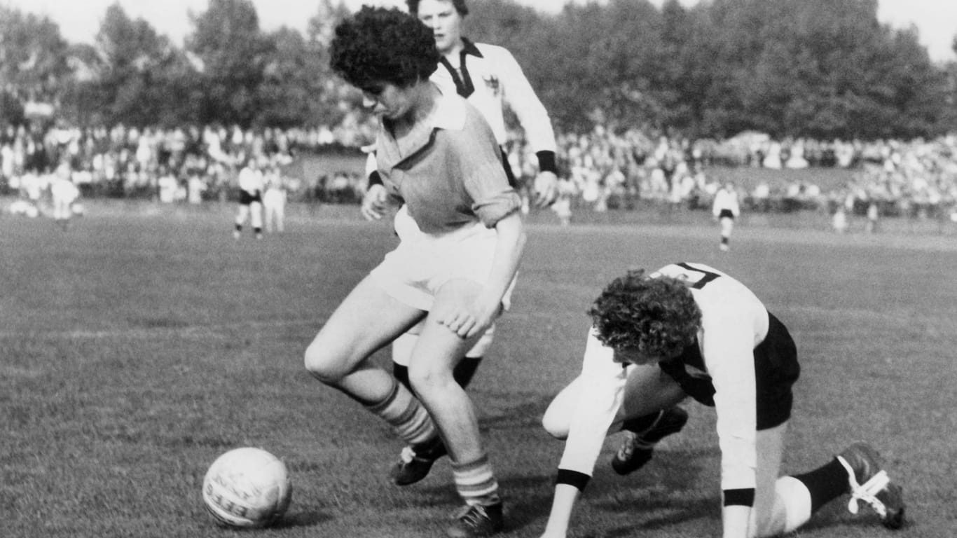 23.09.1956: Als die Frauen dem DFB die Rote Karte zeigten