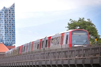 Eine U-Bahn in Hamburg (Symbolbild): Für HVV-Abokunden gibt es eine Neuerung.
