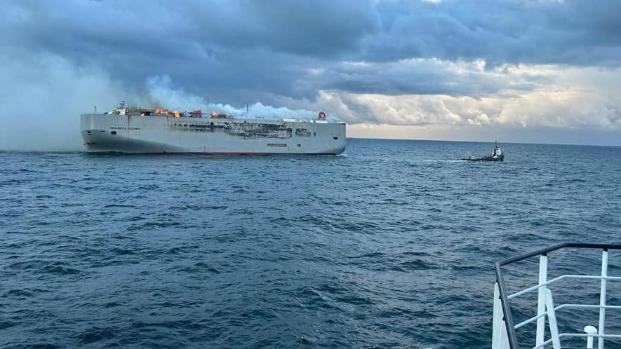 Der brennende Frachter «Fremantle Highway» vor der Insel Ameland: Das Feuer ist weiterhin außer Kontrolle, die Gefahr für das Wattenmeer und benachbarte Inseln groß.