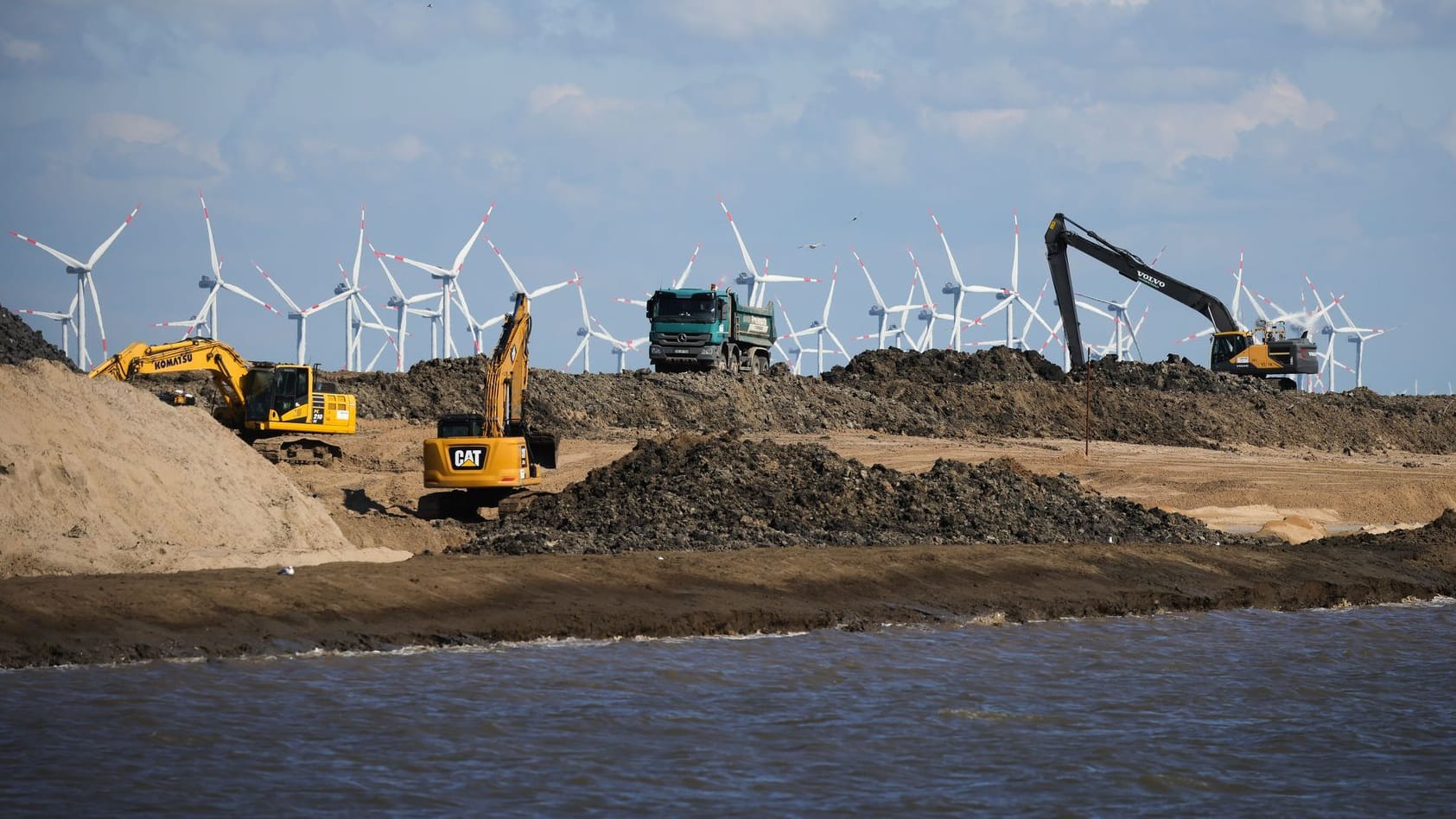 Baustelle am Hauke-Haien-Koog in Schleswig-Holstein: Mit schwerem Gerät wird hier die Deichkrone erhöht.