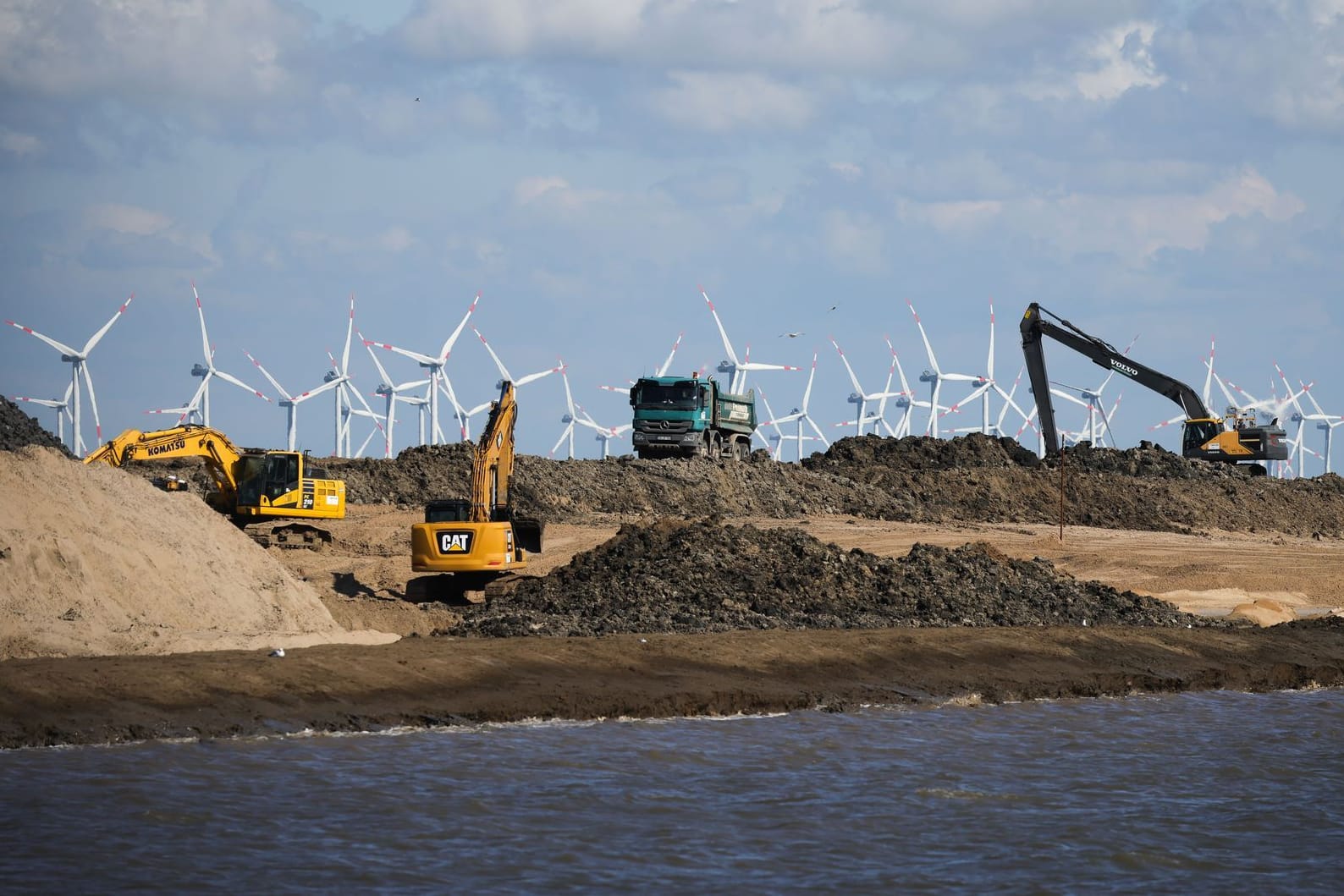 Baustelle am Hauke-Haien-Koog in Schleswig-Holstein: Mit schwerem Gerät wird hier die Deichkrone erhöht.