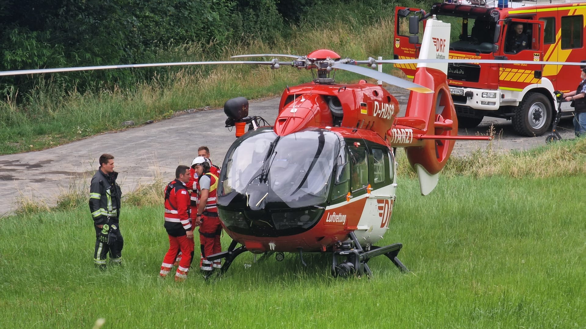 Rettungshubschrauber in Wetter: Ein Notarzt musste aus der Luft abgeseilt werden. Rettungshubschrauber in Wetter: Ein Notarzt musste aus der Luft abgeseilt werden.