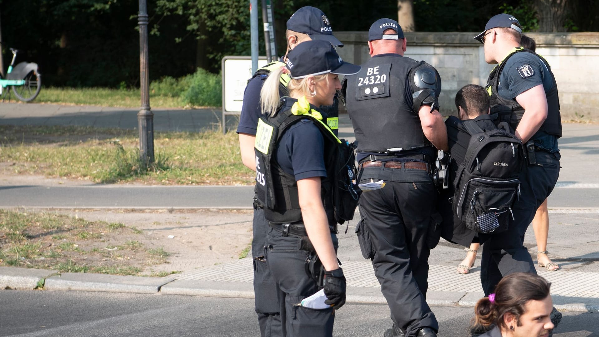 Die Polizei trägt einen Aktivisten "Letzte Generation" weg: Er hatte mit anderen die Fahrbahnen rund um die Siegessäule blockiert hat.