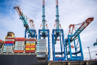 Ein Schiff liegt im Containerhafen Bremerhaven (Archivbild): Die deutsche Wirtschaft schrumpft wohl in diesem Jahr.