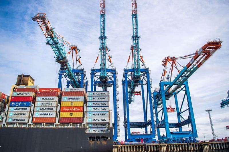 Ein Schiff liegt im Containerhafen Bremerhaven (Archivbild): Die deutsche Wirtschaft schrumpft wohl in diesem Jahr. Ein Schiff liegt im Containerhafen Bremerhaven (Archivbild): Die deutsche Wirtschaft schrumpft wohl in diesem Jahr.