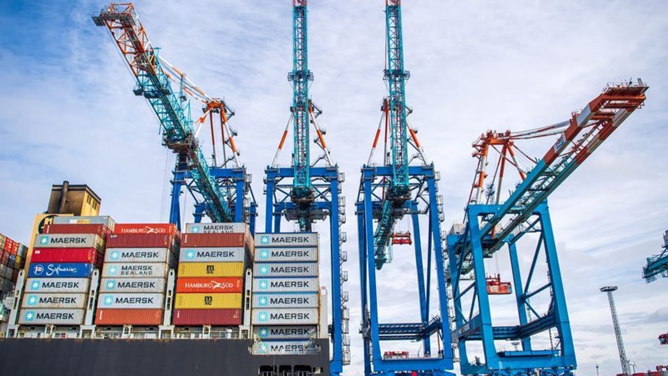 Ein Schiff liegt im Containerhafen Bremerhaven (Archivbild): Die deutsche Wirtschaft schrumpft wohl in diesem Jahr.