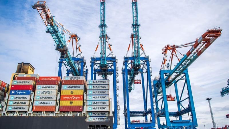 Ein Schiff liegt im Containerhafen Bremerhaven (Archivbild): Die deutsche Wirtschaft schrumpft wohl in diesem Jahr. Ein Schiff liegt im Containerhafen Bremerhaven (Archivbild): Die deutsche Wirtschaft schrumpft wohl in diesem Jahr.