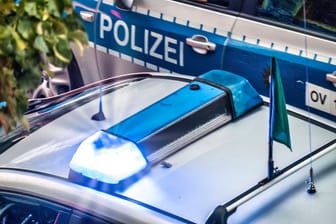Ein Polizeiwagen mit Blaulicht (Symbolbild): Bei einer Kneipenschlägerei am Bodensee wurde ein Mann schwer verletzt.